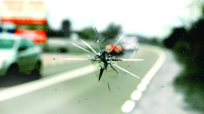 Uszkodzona kamieniem szyba może sprawiać wrażenie niegroźnego problemu, ale dyskwalifikuje pojazd z ruchu drogowego Uszkodzona kamieniem szyba może sprawiać wrażenie niegroźnego problemu, ale dyskwalifikuje pojazd z ruchu drogowego