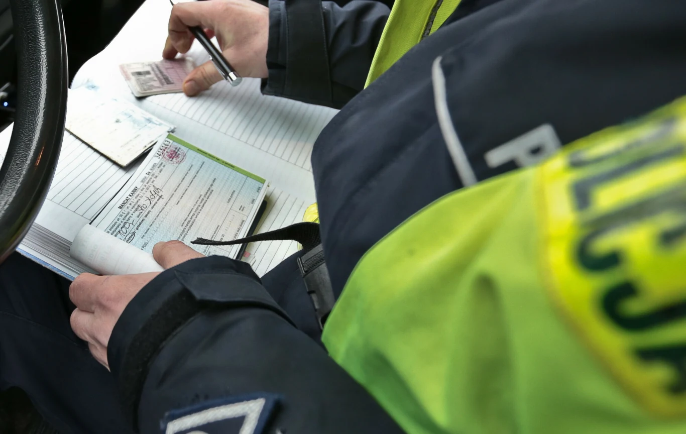 Za jazdę bez okularów grozi grzywna 1500 zł i utrata uprawnień! Za jazdę bez okularów grozi grzywna 1500 zł i utrata uprawnień!