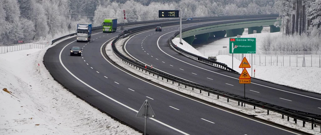 GDDKiA zadba o kierowców ciężarówek, wymagając od budowniczych dróg instalacji specjalnych ramp do odśnieżania samochodów ciężarowych