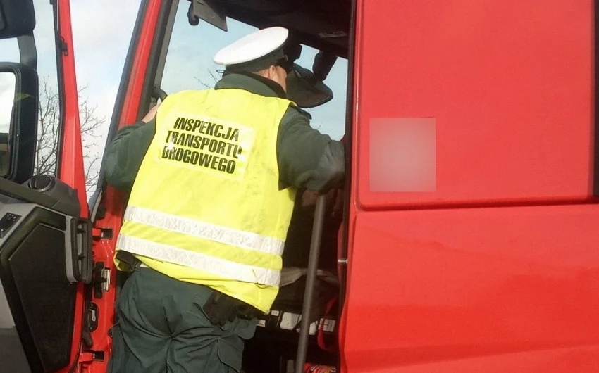 Białoruskie prawo jazdy straciło ważność, więc zawodowy kierowca postanowił „wyrobić” polski odpowiednik dokumentu za 1500 złotych. Białoruskie prawo jazdy straciło ważność, więc zawodowy kierowca postanowił „wyrobić” polski odpowiednik dokumentu za 1500 złotych.