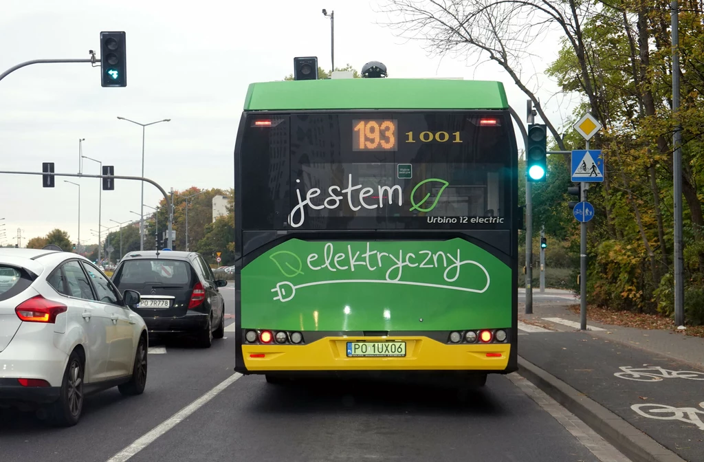 Autobus elektryczny obsługujący linię 193 komunikacji miejskiej w Poznaniu.