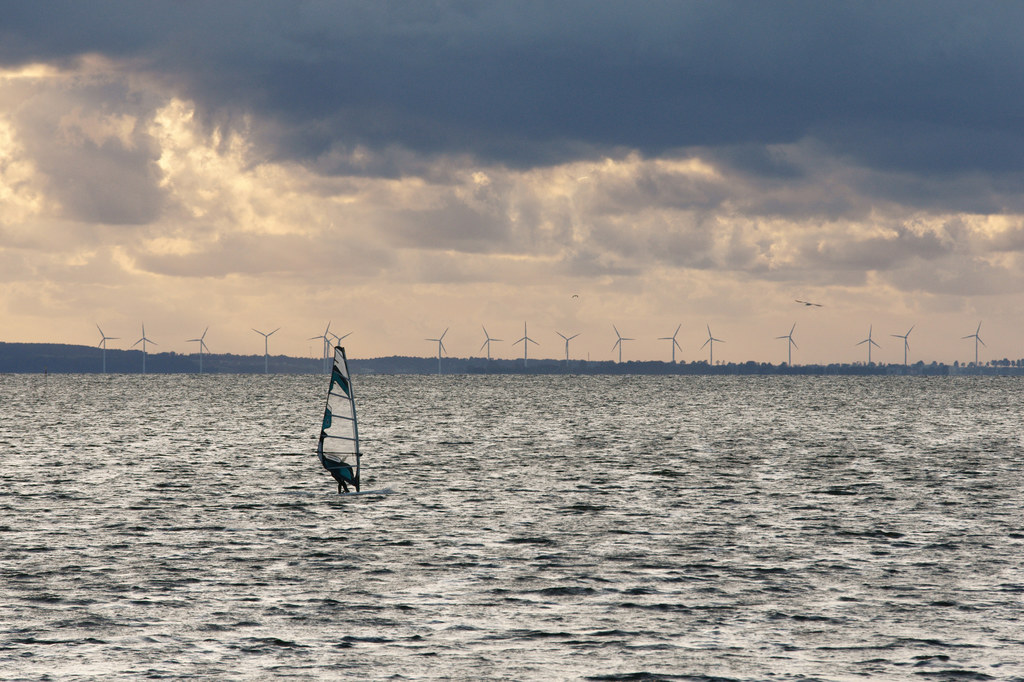 Windsurfer na tle farmy wiatrowej w Swarzewie.