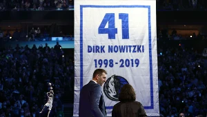 Dirk Nowitzki z rodziną w trakcie ceremonii zorganizowanej przez Dallas Mavericks