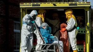 Personel szpitala w Pradze przyjmuje chorego na COVID-19