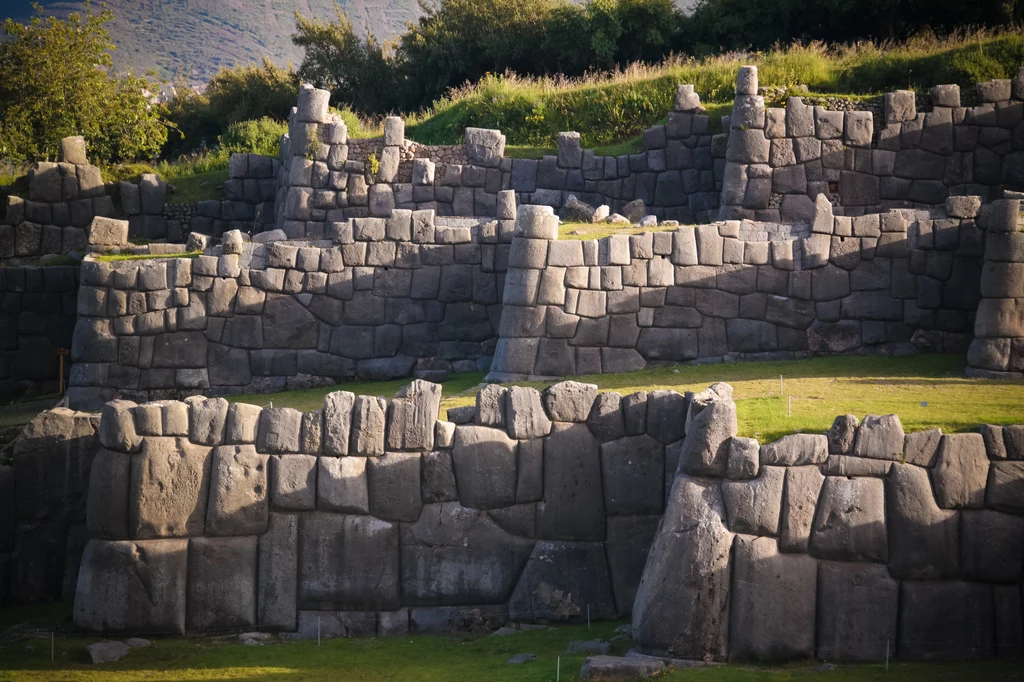 Precyzja obróbki i dopasowania kamieni w murach Sacsayhuamán jest niewiarygodna