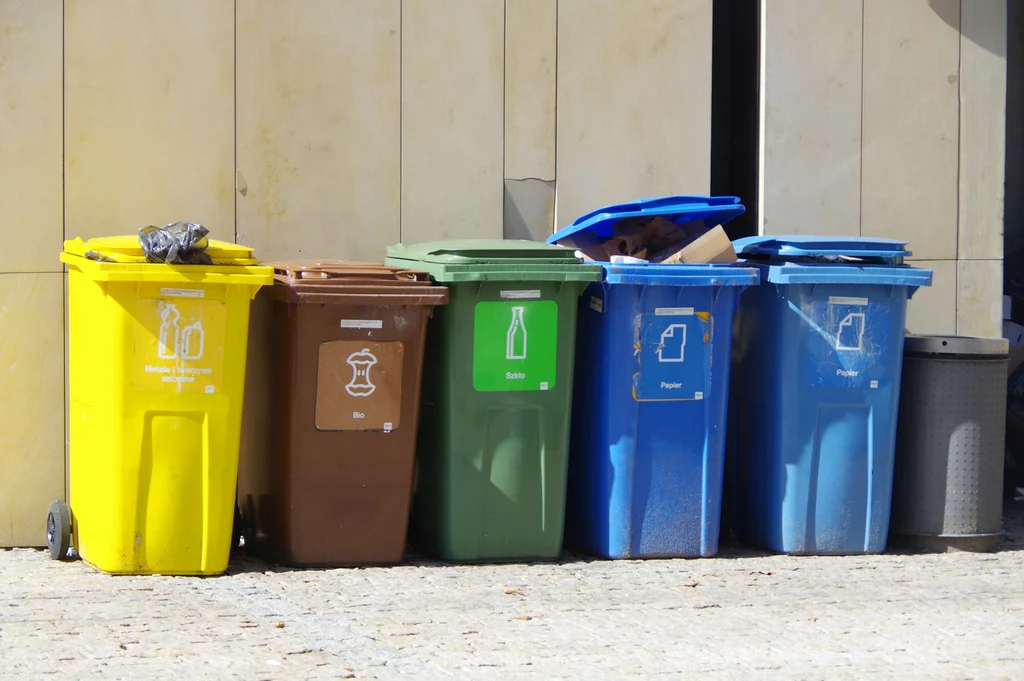 Kolorowe śmietniki na segregację śmieci.