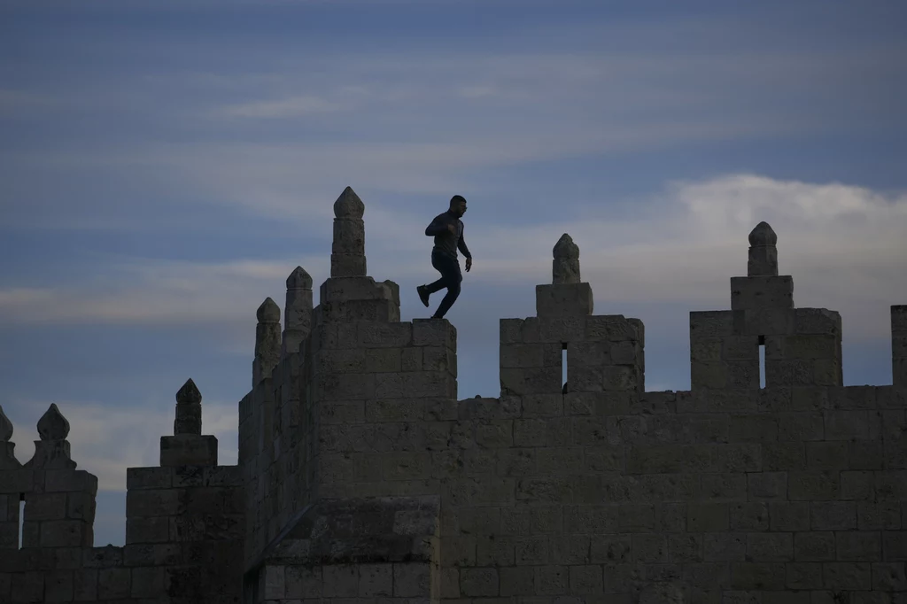 Człowiek idący po wale obronnym w Jerozolimie (ZDJĘCIE ILUSTRACYJNNE).