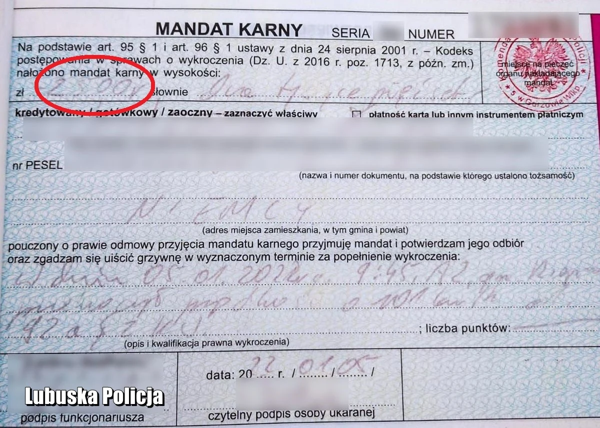 Policjanci zrobili nawet zdjęcie mandatu na 2500 zł, który otrzymał zatrzymany Niemiec