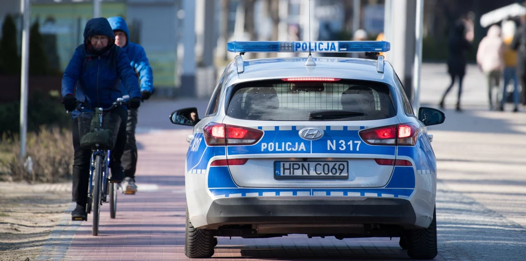 Pełnoletni rowerzysta, według ustawodawcy, z zasady posiada wszelką potrzebną mu wiedzę z zakresu Prawa o ruchu drogowym. Nieletni musi to jednak potwierdzić kartą rowerową