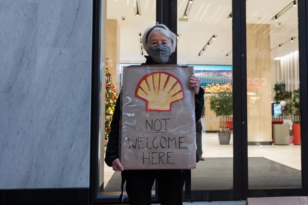 Jedną z firm, która stosuje greenwashing w Google jest koncern Shell. Na zdjęciu: kobieta protestująca pod siedzibą firmy w Londynie