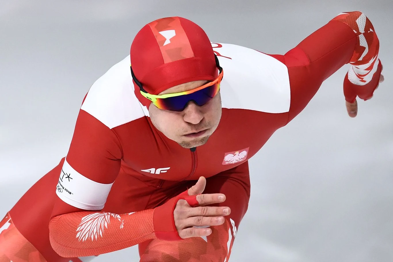 Piotr Michalski. Piotrowi Michalskiemu – podobnie jak jego życiowej partnerce, Natalii Maliszewskiej, z którą jest zaręczony – brakowało na zimowych igrzyskach olimpijskich 2022 po prostu szczęścia, bowiem nasz łyżwiarz szybki powrócił do Polski z Chin bez medalu, choć dwukrotnie się o niego otarł – na 500 m był piąty, z kolei na 1000 m czwarty i to właśnie tej szansy szkoda najbardziej. Niemniej Michalski na pewno zapamięta dobrze mistrzostwa Europy w Heerenveen, gdzie zgarnął złoto indywidualnie na dystansie 500 m oraz mistrzostwa świata w Hamarze, w czasie których w drużynowym sprincie dopisał do swojego konta srebro. Rok spisany na straty? Z całą pewnością nie!