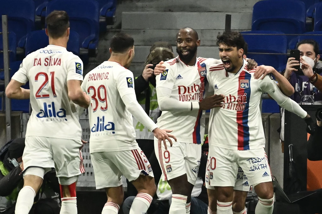 Przed momentem Lucas Paqueta (pierwszy z prawej) otworzył wynik spotkania Lyon - PSG Przed momentem Lucas Paqueta (pierwszy z prawej) otworzył wynik spotkania Lyon - PSG