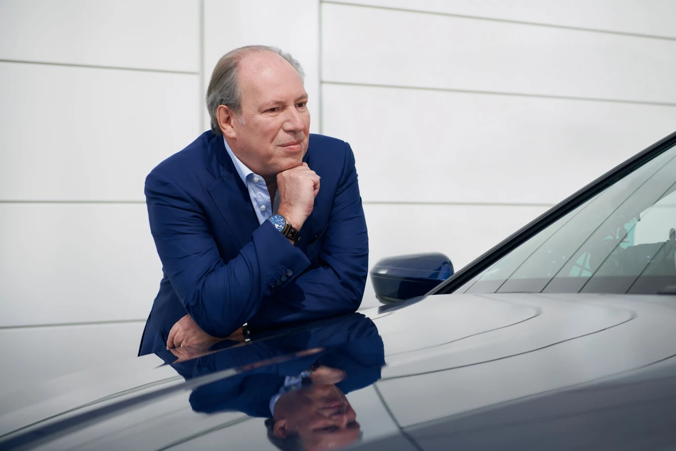 Hans ZImmer przy jednym z modeli BMW
