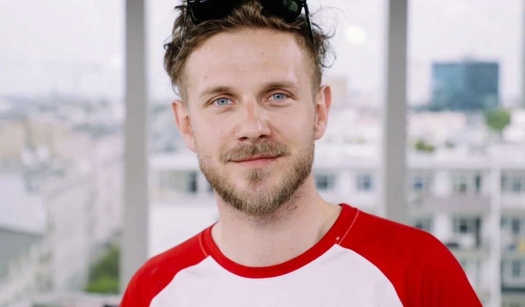 Kim jest Antoni Królikowski, który w ciągu ostatnich lat stał się jednym z najpopularniejszych polskich aktorów?