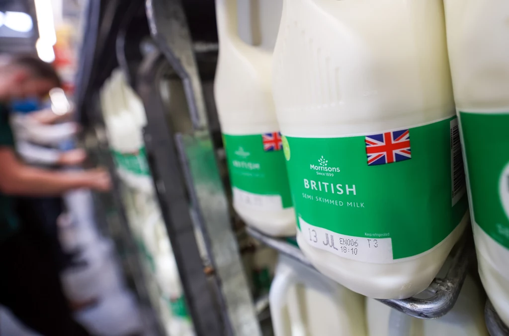 Brytyjska sieć sklepów Morrisons chce ograniczyć marnowanie mleka 