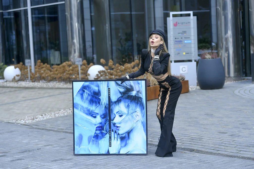 Półnaga Doda promuje singiel "Fake Love".