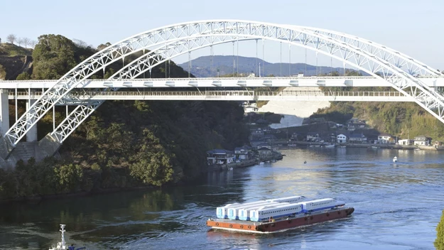 Nowe składy shinkansena Nishi-Kyushu w zeszły weekend były transportowe na barce przez morze do miasta Sasebo w prefekturze Nagasaki. 