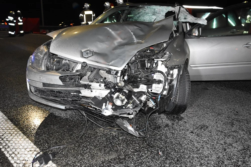 Tak wyglądało Renault po potrąceniu pieszych na drodze ekspresowej