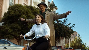 Andrew Garfield i Maya Hawke w filmie "Król Internetu"
