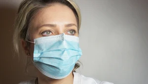 Zauważa się, że przejście COVID-19 wpływa nie tylko na stan naszych włosów, ale również na stan naszej cery