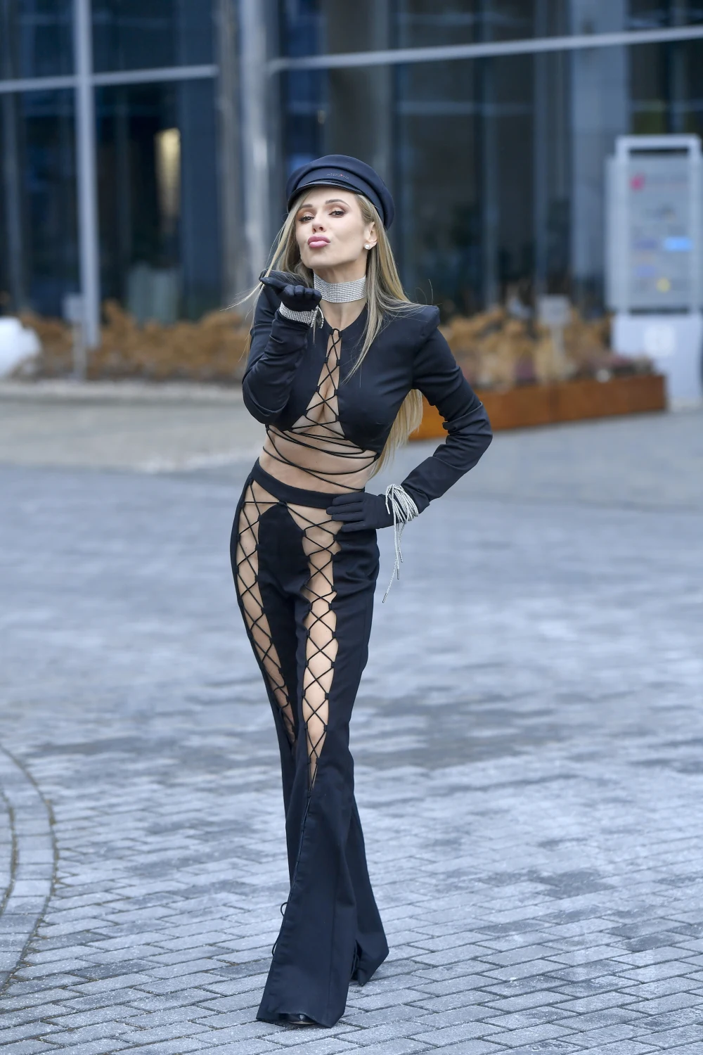 Doda promuje swój singiel "Fake Love" w odważnej stylizacji na mrozie... Doda promuje swój singiel "Fake Love" w odważnej stylizacji na mrozie...