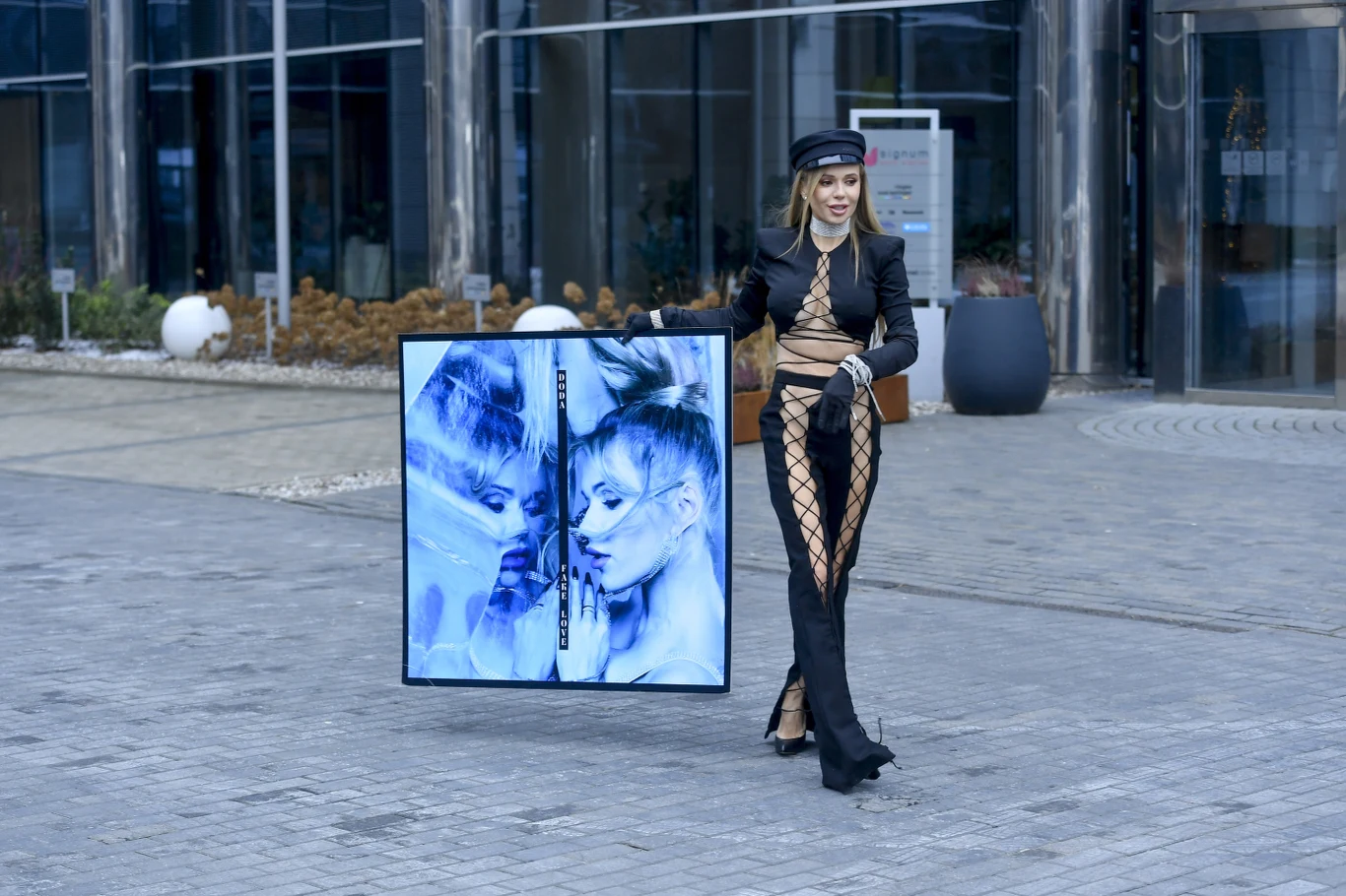 Królowej popu nie straszny żaden mróz, kiedy w planach ma promocję swojego najnowszego singla! Udzielała wywiadów, a w przerwach od pracy dumnie pozowała przed obiektywem fotoreporterów. Królowej popu nie straszny żaden mróz, kiedy w planach ma promocję swojego najnowszego singla! Udzielała wywiadów, a w przerwach od pracy dumnie pozowała przed obiektywem fotoreporterów.