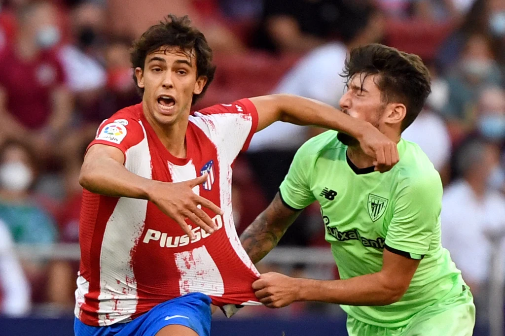 Superpuchar Hiszpanii: Atletico - Bilbao. O której godzinie mecz i gdzie oglądać transmisję? Na zdjęciu Joao Felix i Unai Vencedor. Superpuchar Hiszpanii: Atletico - Bilbao. O której godzinie mecz i gdzie oglądać transmisję? Na zdjęciu Joao Felix i Unai Vencedor.
