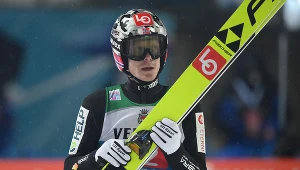 Robert Johansson w kasku z charakterystycznym logo (widocznym również na narcie)