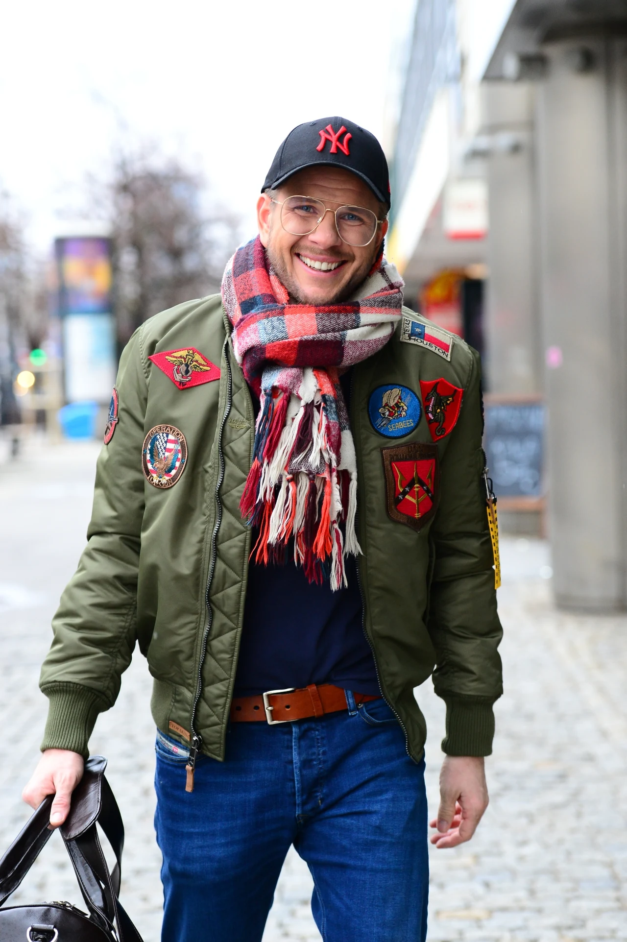 Pomimo niesprzyjającej pogody, Filip zdecydował się na niezbyt ciepłe ubranie. Pomimo niesprzyjającej pogody, Filip zdecydował się na niezbyt ciepłe ubranie.