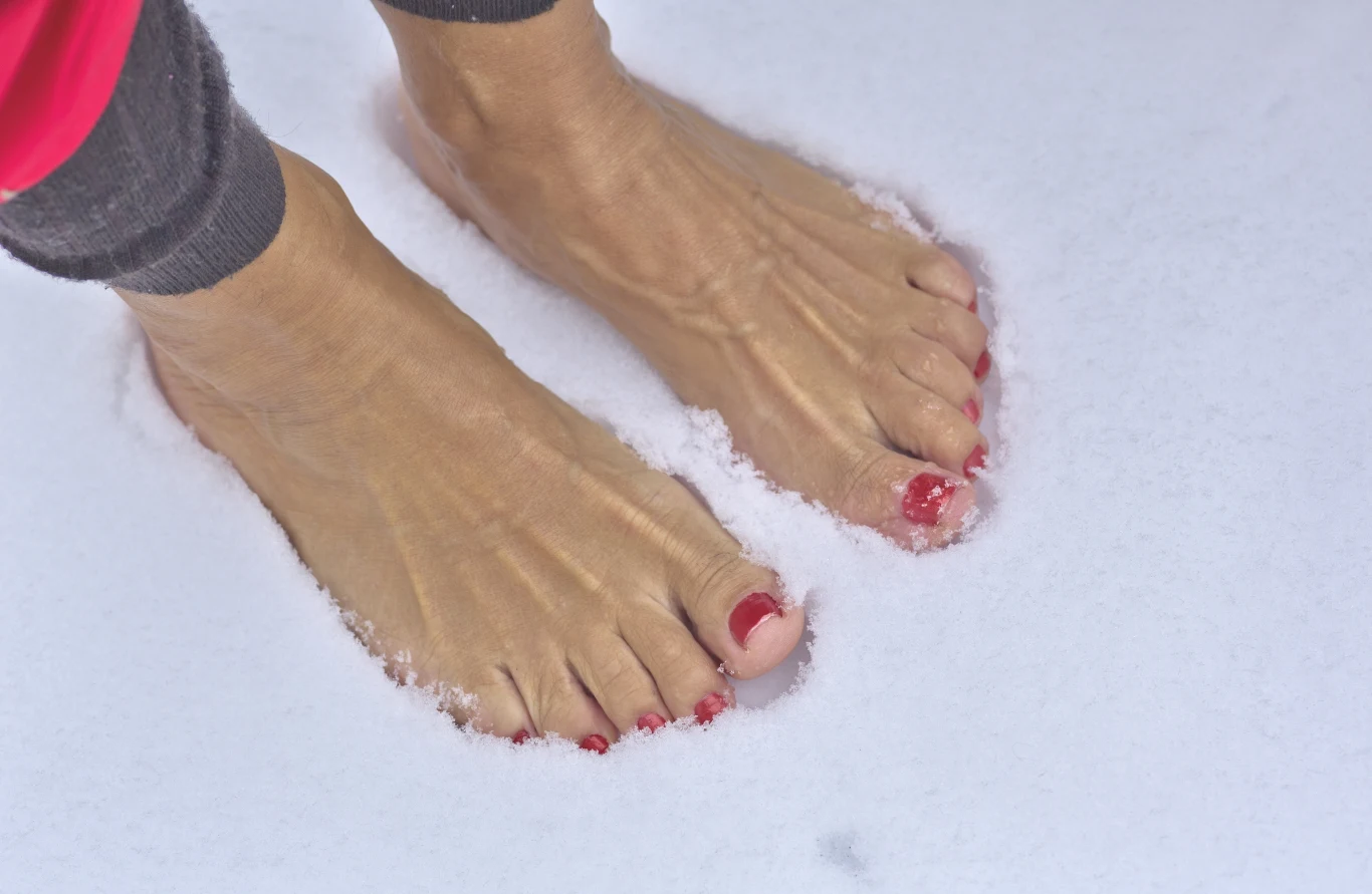 Kilka sekund spędzonych bez obuwia na śniegu to jeden ze sposobów hartowania organizmu