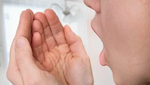 Nieprzyjemny zapach z ust może mieć związek z nieprawidłowościami w jamie ustnej. Może być też wynikiem choroby, np. cukrzycy