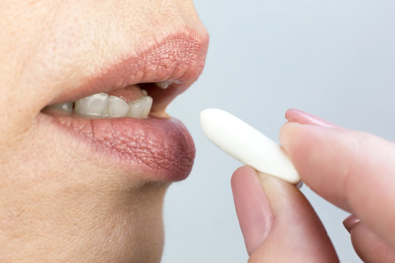 Guma miętowa to szybki sposób na odświeżenie oddechu. Ale w przypadku halitozy niezwykle ważne jest znalezienie jej przyczyny i podjęcie stosownego leczenia