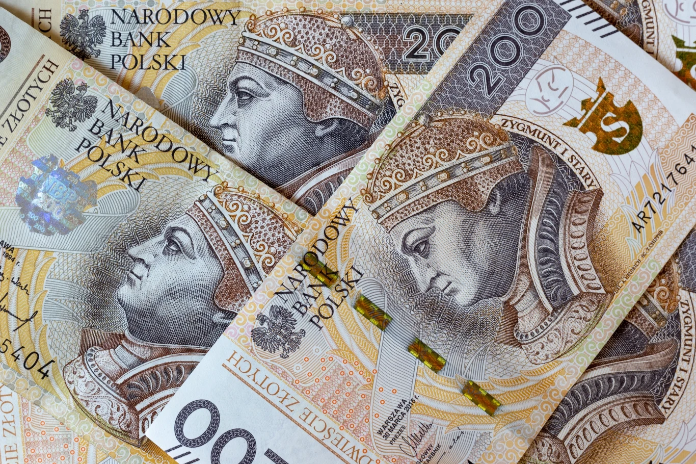 Rodzice i opiekunowie mogą sami wybrać, czy chcą, by świadczenie było wypłacane po 500 zł przez dwa lata, czy po 1 tys. zł przez rok Rodzice i opiekunowie mogą sami wybrać, czy chcą, by świadczenie było wypłacane po 500 zł przez dwa lata, czy po 1 tys. zł przez rok