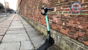 Obywatel Ukrainy kierujący hulajnogą spowodował kolizję z samochodem osobowym. 