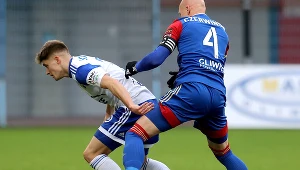 Maksymilian Sitek ze Stali Mielec, walczy o piłkę z Jakubem Czerwińskim z Piasta Gliwice 