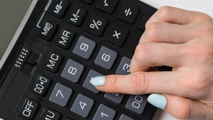 Złożenie oświadczenia PIT-2 upoważnia pracodawcę do pomniejszenia zaliczki za dany miesiąc o kwotę zmniejszającą podatek