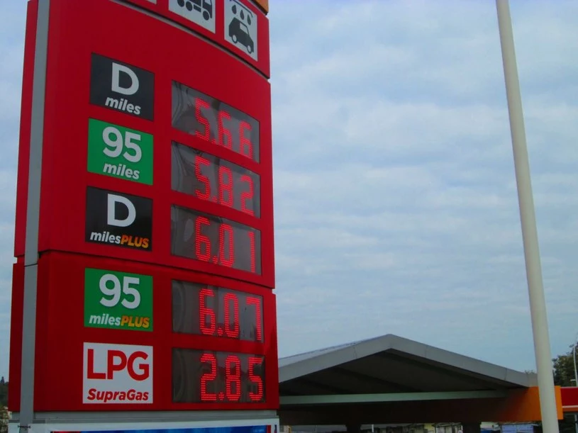 Rząd obniża podatek VAT na paliwa