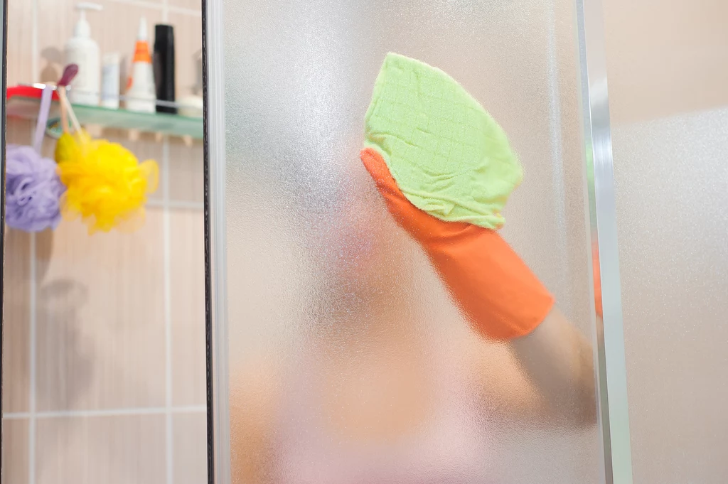 Mycie kabiny prysznicowej nie musi być męczarnią