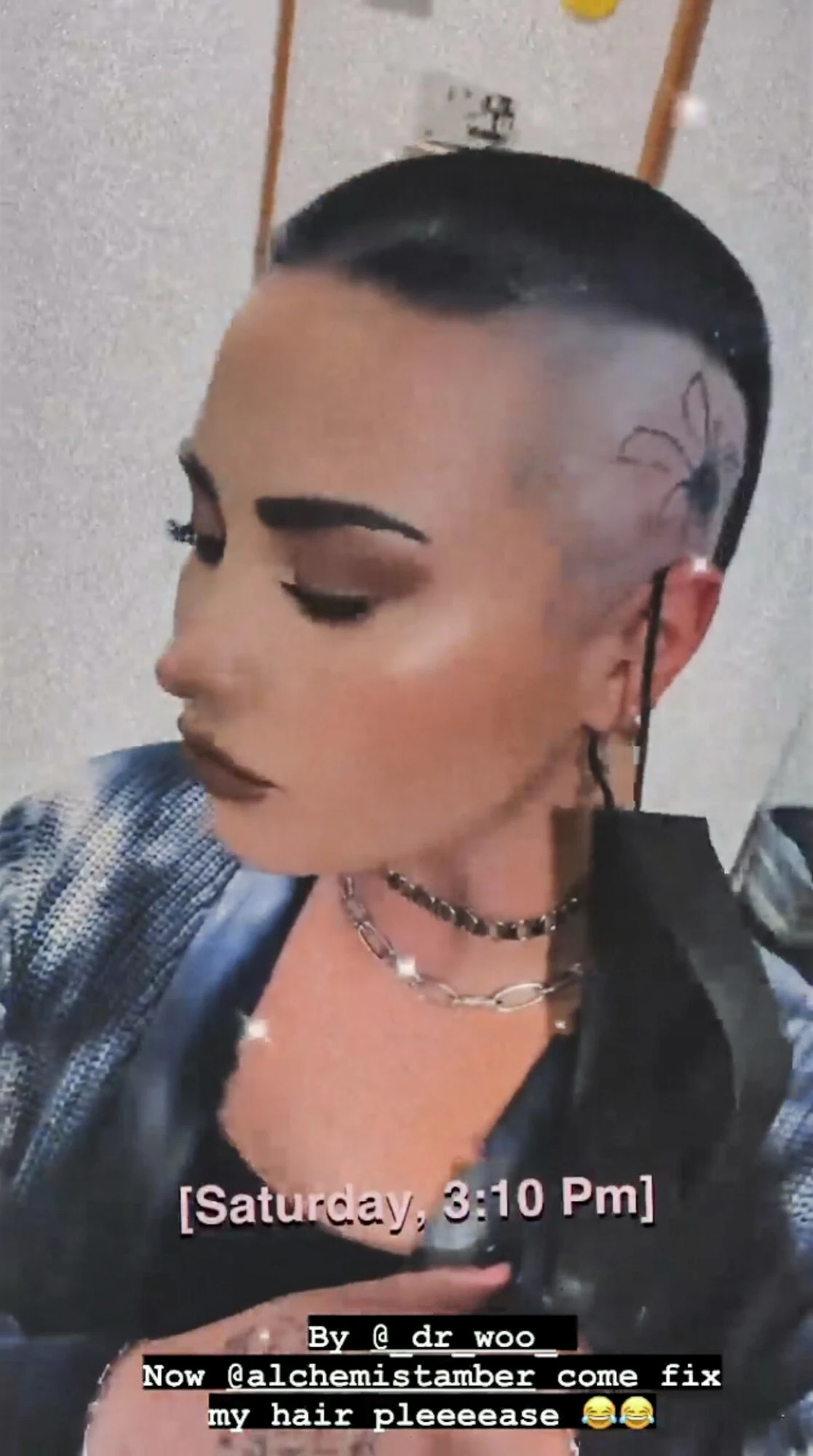 Demi Lovato w nowym tatuaż na głowie Demi Lovato w nowym tatuaż na głowie