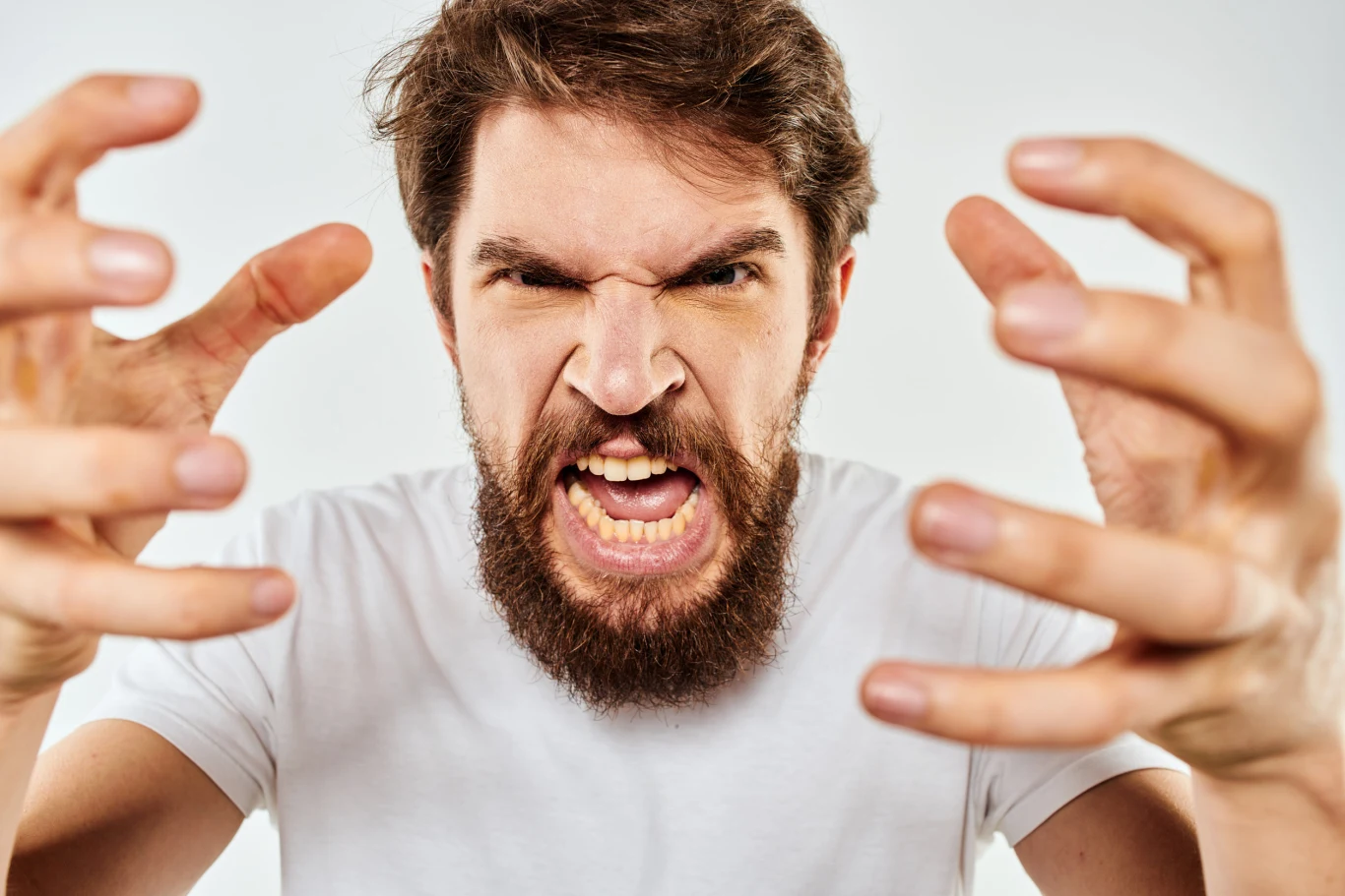 Nadmierna agresja i chęć dominacji - te cechy przypisuje się osobom o wysokim poziomie testosteronu. Nie jest to jednak norma, a zaburzenie