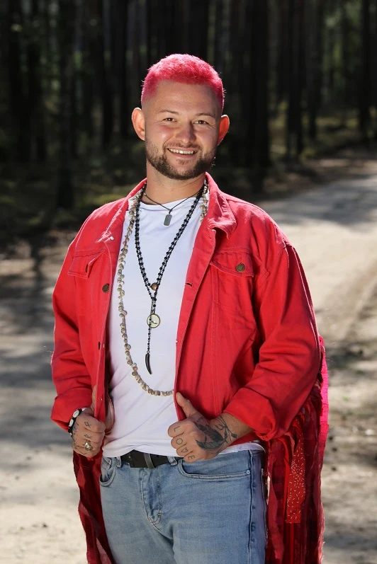Karol "Lotek" Kotomski to kolorowy ptak w projekcie "Farma" Karol "Lotek" Kotomski to kolorowy ptak w projekcie "Farma"