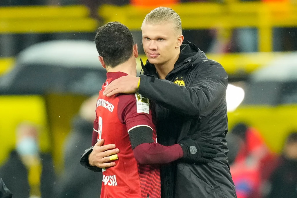 Robert Lewandowski (z lewej) i Erling Haaland Robert Lewandowski (z lewej) i Erling Haaland