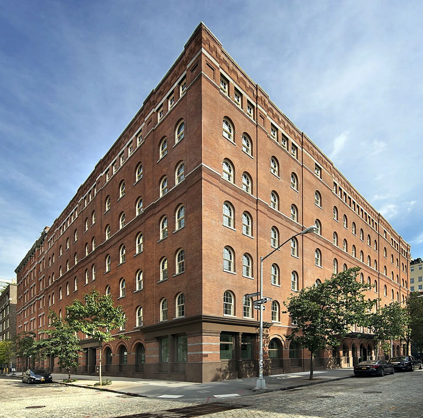 W budynku mieszka bardzo dużo celebrytów. Mieszkali w nim m.in. Ryan Reynolds, Jennifer Lawrence, Jake Gyllenhaal, czy kierowca Formuły 1, Lewis Hamilton. W budynku mieszka bardzo dużo celebrytów. Mieszkali w nim m.in. Ryan Reynolds, Jennifer Lawrence, Jake Gyllenhaal, czy kierowca Formuły 1, Lewis Hamilton.