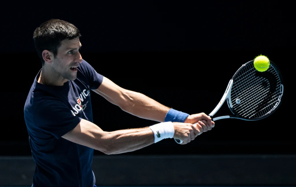 Novak Djoković wrócił do treningów. Zdjęcie wykonane 12 stycznia na korcie w Melbourne