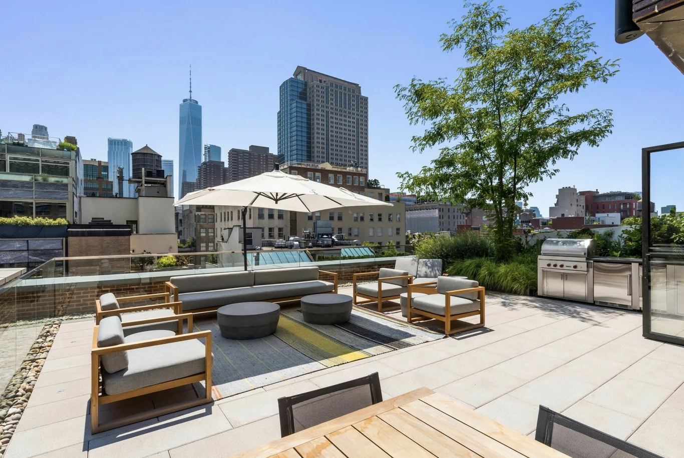 Budynek posiada mnóstwo udogodnień rekreacyjnych. Posiada ogromny taras na dachu, kryty basen i ekskluzywne centrum fitness. Budynek posiada mnóstwo udogodnień rekreacyjnych. Posiada ogromny taras na dachu, kryty basen i ekskluzywne centrum fitness.