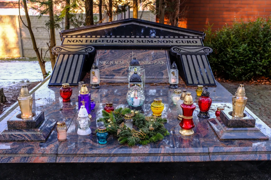 Cmentarz Srebrzysko. Grób Nikodema Skotarczaka. Po premierze "Jak pokochałam gangstera" cieszy się większym zainteresowaniem odwiedzających niż zwykle. Cmentarz Srebrzysko. Grób Nikodema Skotarczaka. Po premierze "Jak pokochałam gangstera" cieszy się większym zainteresowaniem odwiedzających niż zwykle.