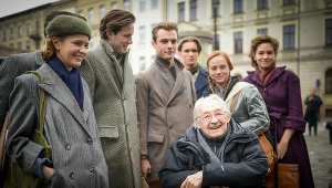Plan zdjęciowy filmu "Powidoki". Na zdjęciu Andrzej Wajda z obsadą