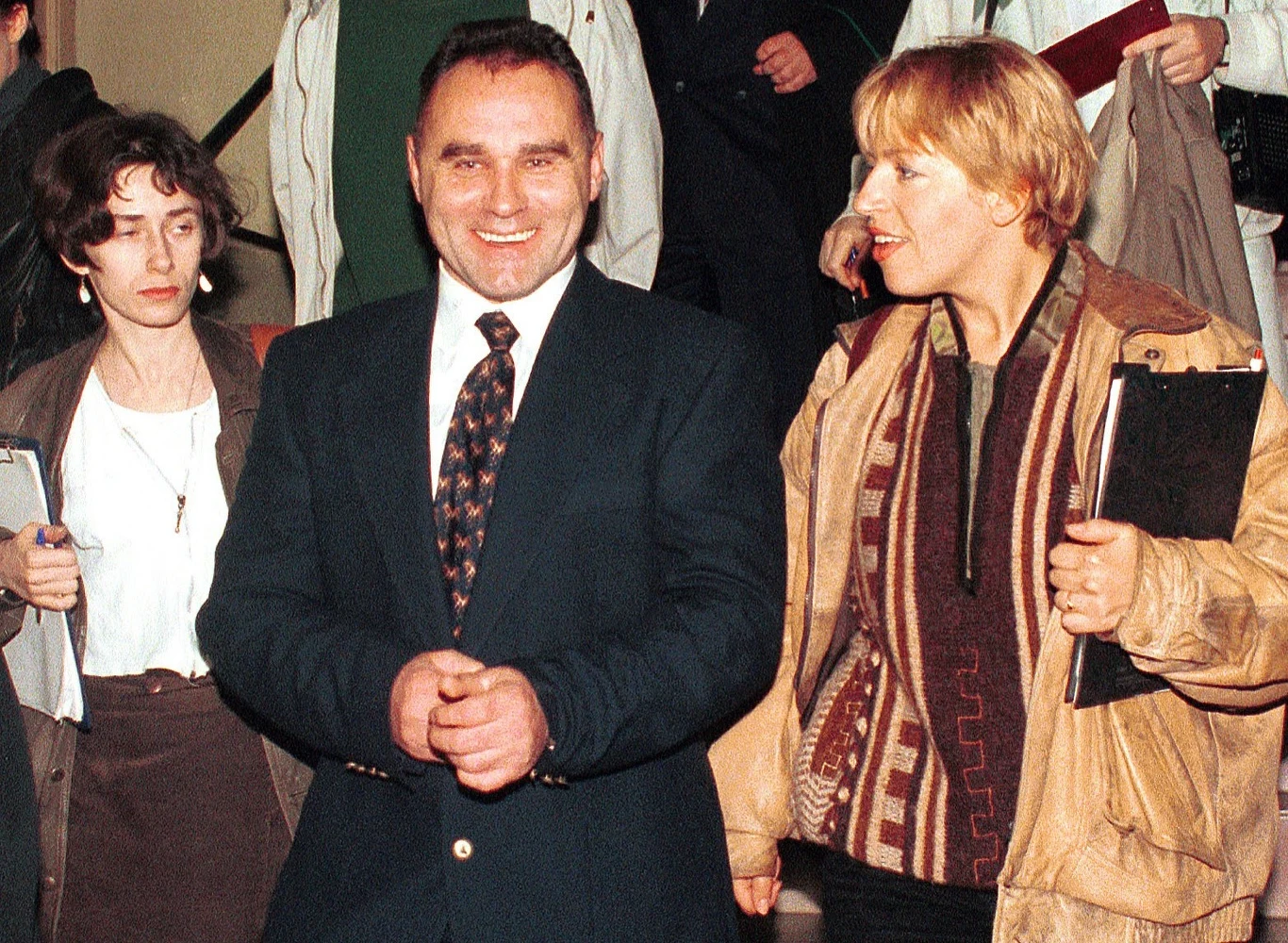 Nikodem Skotarczak wychodzi z sądu w otoczeniu dziennikarzy w 1996 roku. Nikodem Skotarczak wychodzi z sądu w otoczeniu dziennikarzy w 1996 roku.