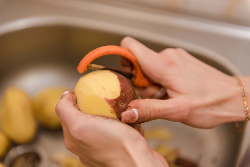 Obieraczka do ziemniaków ma więcej zastosowań, niż myślisz