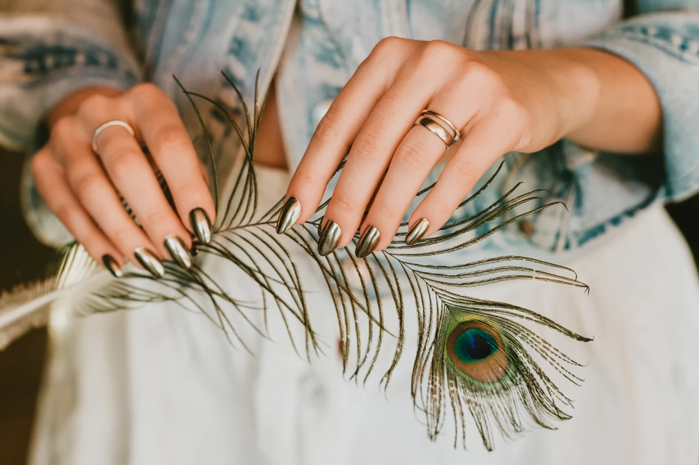 Metaliczne paznokcie to hit w manicure na zimę 2022 Metaliczne paznokcie to hit w manicure na zimę 2022